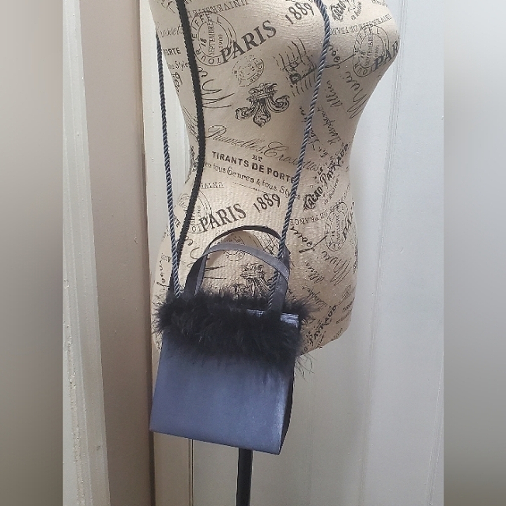 Grey Feather Top Handbag. 🌴